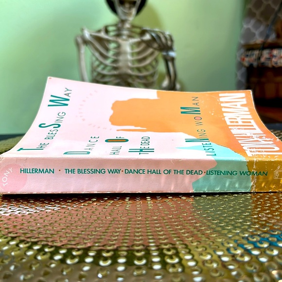 Mystery paperback book. Suspense novel  some wear & tear. All pages present - Picture 2 of 4